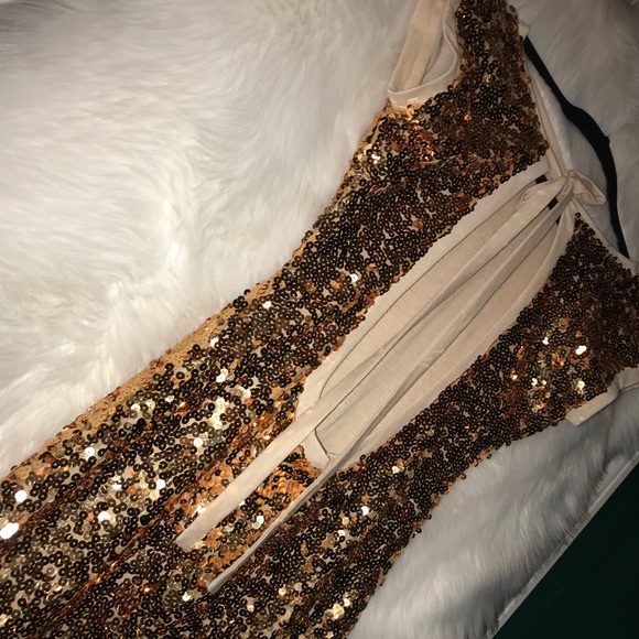 Gold dress. - Picture 3 of 8